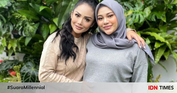 9 Potret Krisdayanti Selalu Siaga Dampingi Kehamilan Aurel