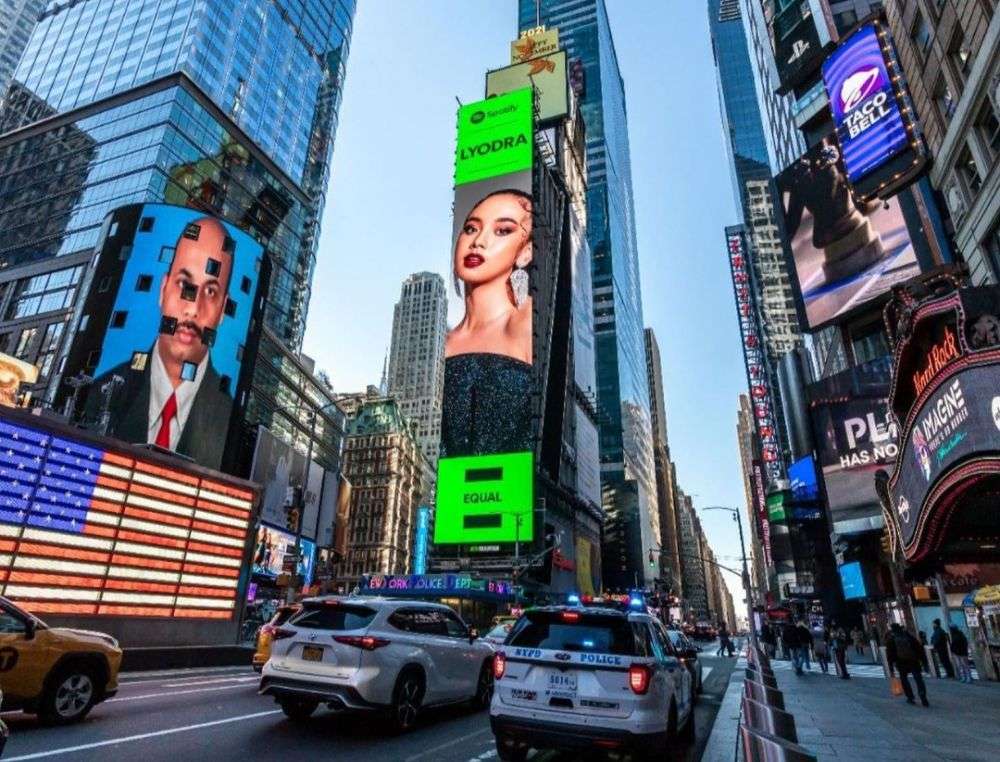 Изображение клавы коки появилось на times square в нью йорке