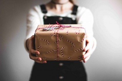 5 Ide Membungkus Kado Estetik Hadiah Natal