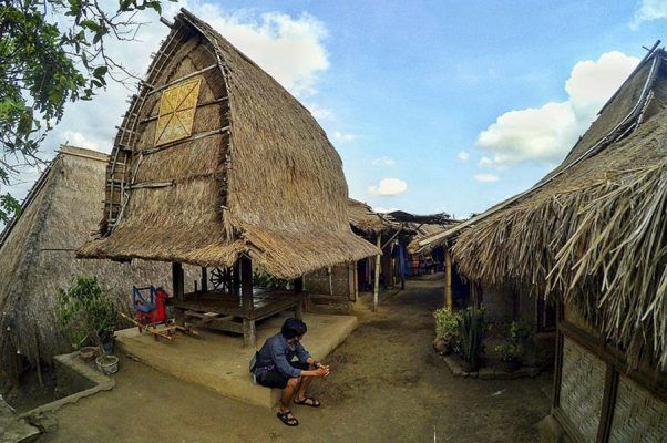 Cara Warga Desa Adat Sade Lestarikan Kearifan Lokal, Unik dan Menarik!