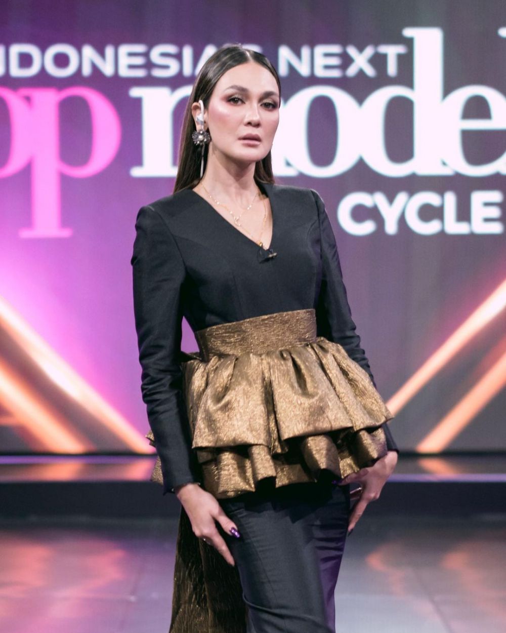 9 Potret Luna Maya Jadi Juri Indonesia's Next Top Model, Flawless!