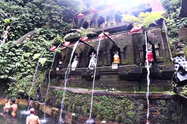 5 Tempat Melukat di Bali untuk Menyambut Tahun Baru dan Healing