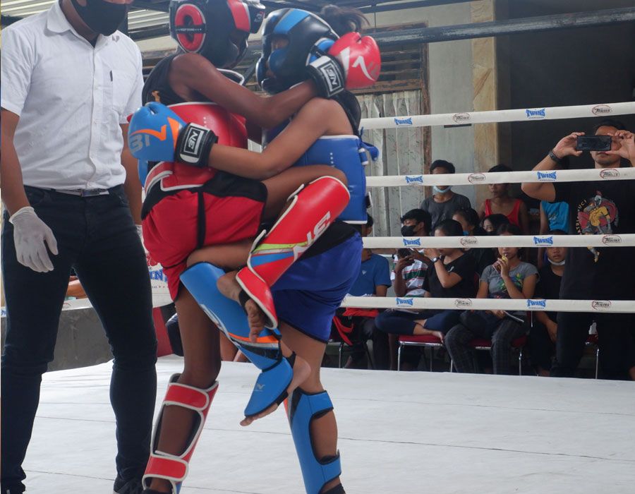 [Potret] Petarung Muaythai Anak-anak Adu Kekuatan di Bali