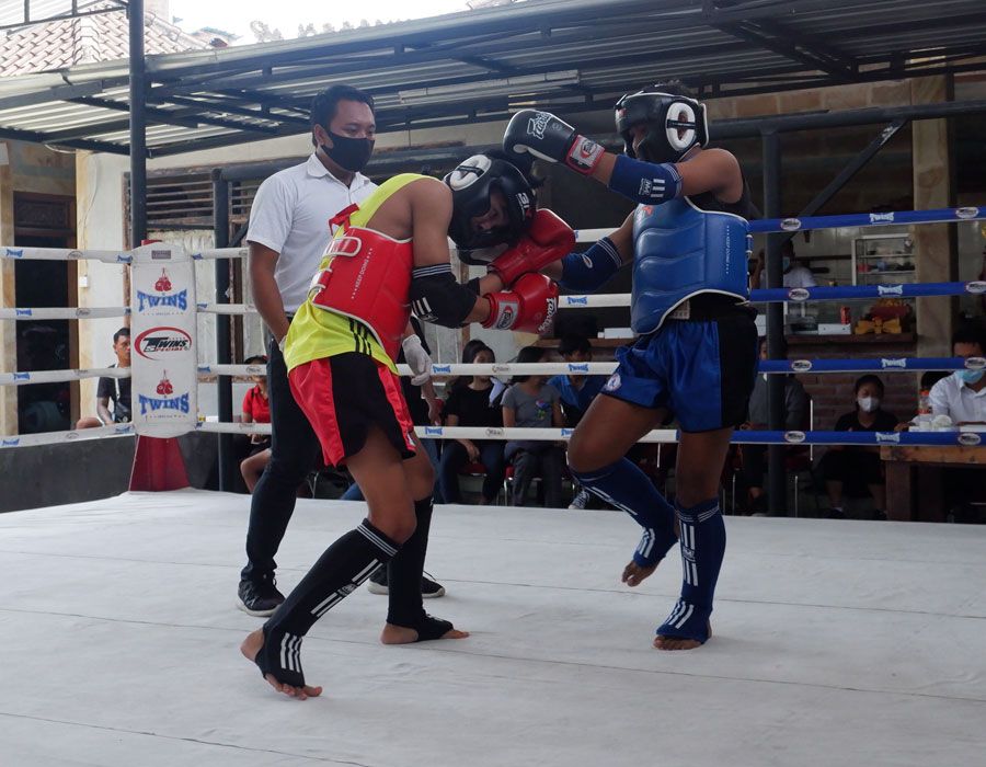 [Potret] Petarung Muaythai Anak-anak Adu Kekuatan di Bali