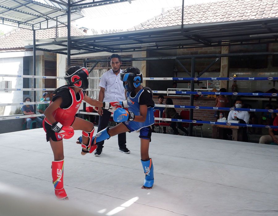 [Potret] Petarung Muaythai Anak-anak Adu Kekuatan di Bali