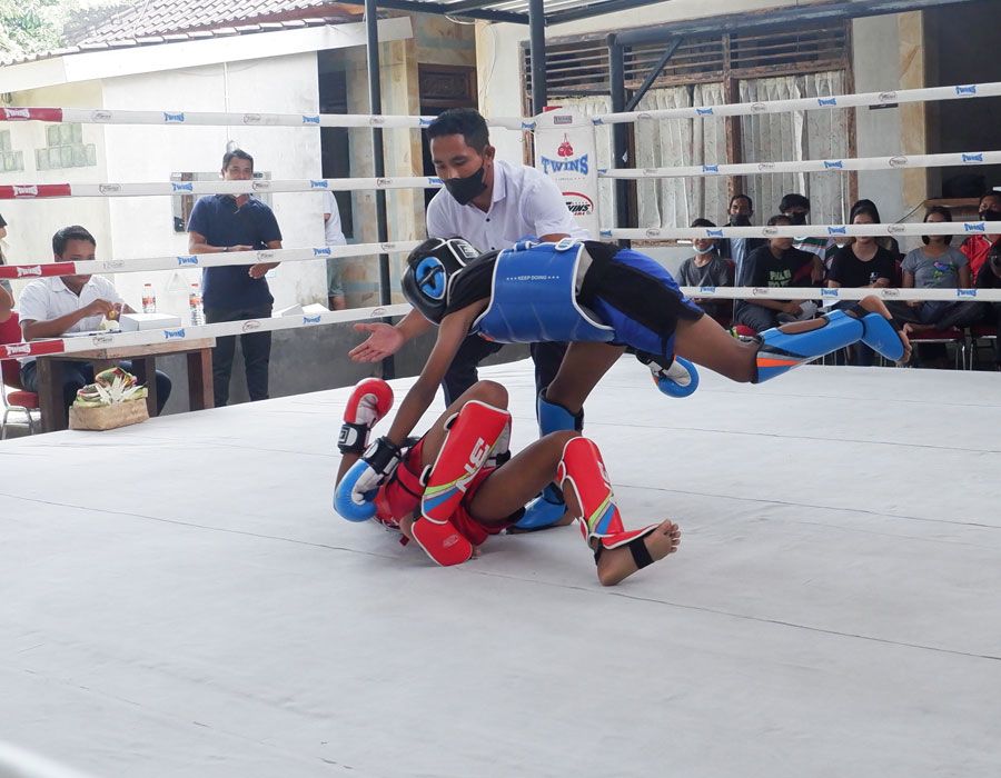 [Potret] Petarung Muaythai Anak-anak Adu Kekuatan di Bali