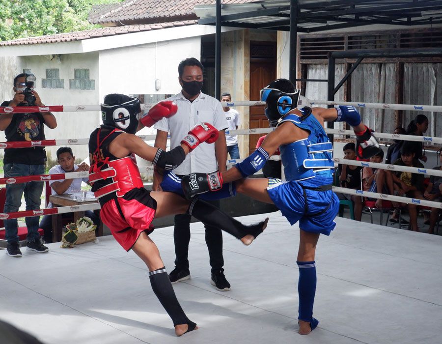 [Potret] Petarung Muaythai Anak-anak Adu Kekuatan di Bali