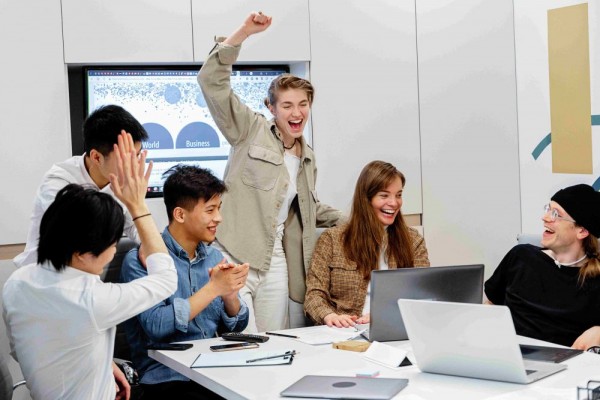 5 Tips Membangun Budaya Kerja Positif agar Karyawan Happy