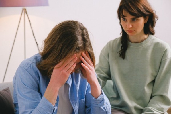 5 Cara Mendampingi Teman yang Jadi Korban Toxic Relationship