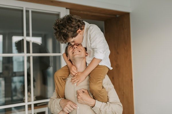 5 Cara Menjadi Ayah Terbaik untuk Anak Laki-lakimu