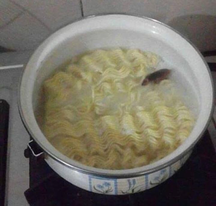 10 Momen Apes saat Mau Makan Mi Ini Menguji Kesabaran Banget