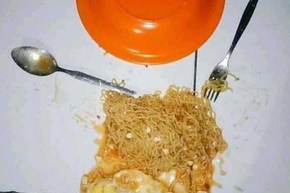 10 Momen Apes saat Mau Makan Mi Ini Menguji Kesabaran Banget