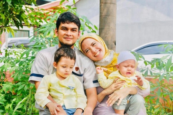 9 Potret Keluarga Ridwan Ghany, Bahagia dengan 2 Jagoan Kecil