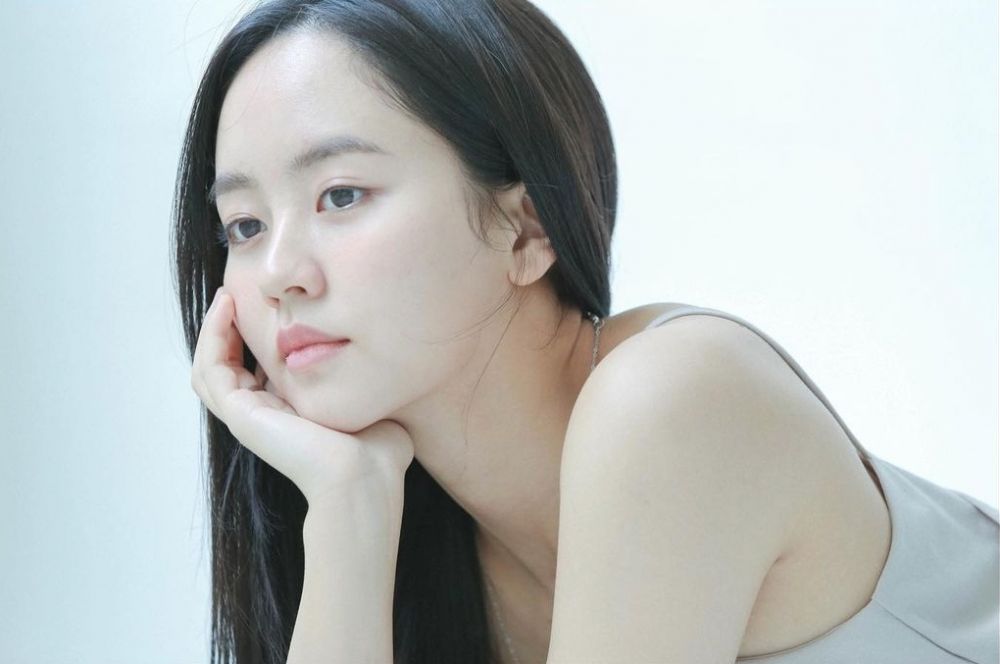 Kalem Banget, 9 Potret Kim So Hyun saat Menunjukkan Bahu Indahnya