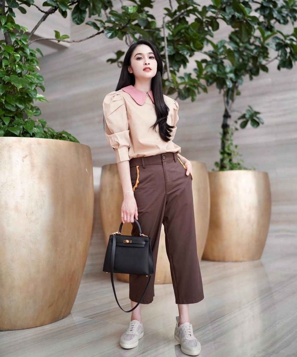 9 Inspirasi Outfit Kerja Ala Sandra Dewi, Bak Eksekutif Muda