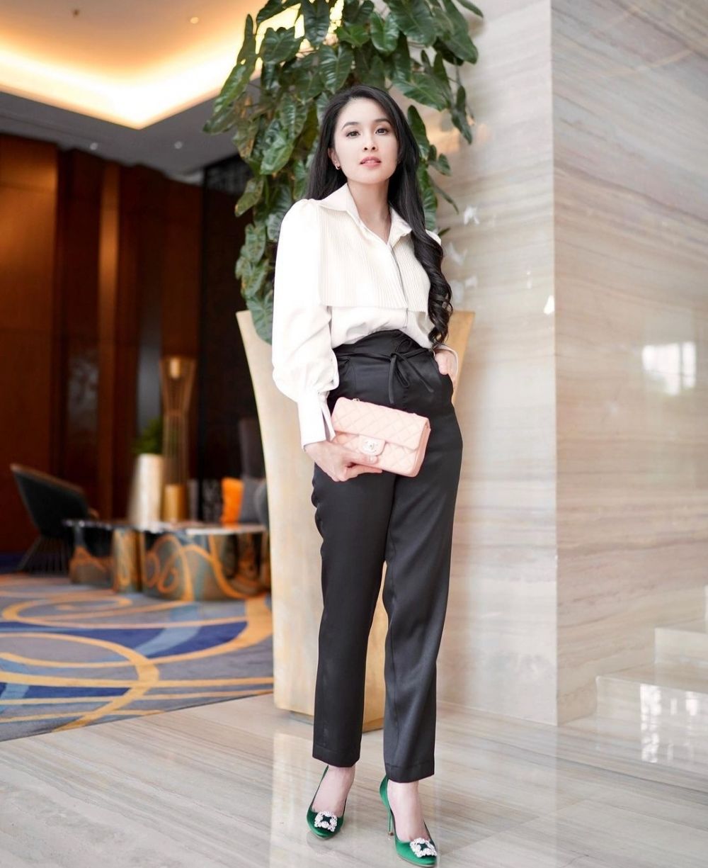 Ide OOTD Bertemu Calon Mertua Ala Sandra Dewi