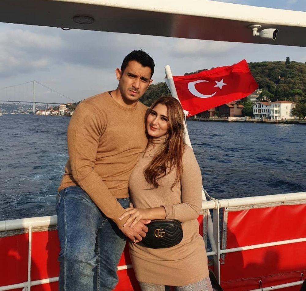 10 Potret Terbaru Tania Nadira dan Suami, Keduanya Bucin