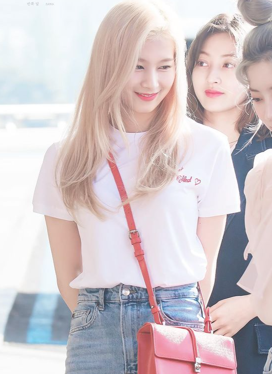 10 Ide Mix and Match T-shirt ala Sana Twice yang Menggemaskan