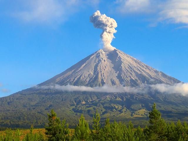 Semeru Level IV, Gubernur Khofifah Minta Masyarakat Tidak Panik 