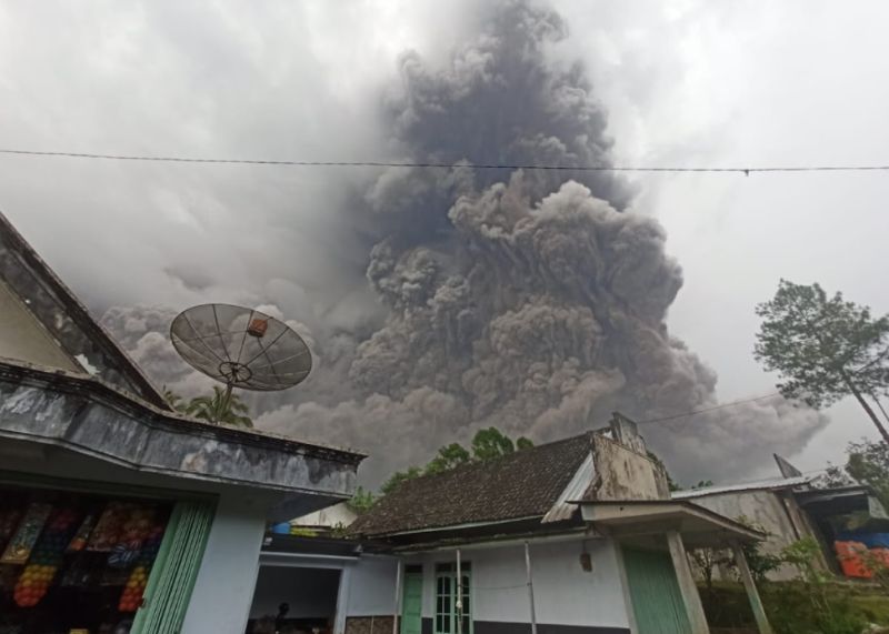 Ahli Vulkanologi ITB Jelaskan Penyebab Erupsi Gunung Semeru 
