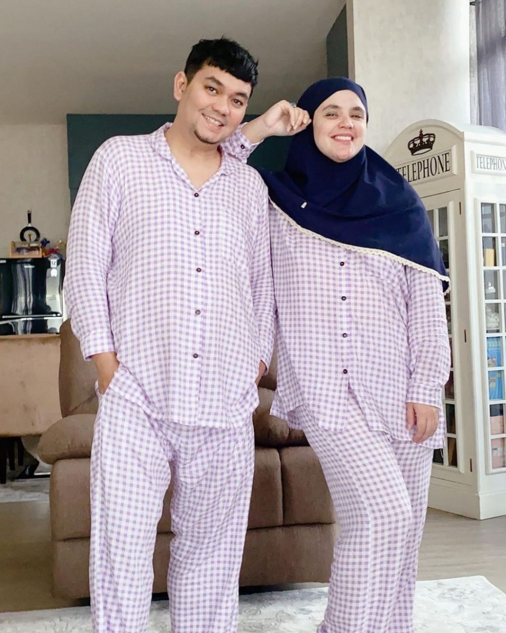 9 Potret Indra Bekti dan Istri Pakai Outfit Senada, Couple Goals!