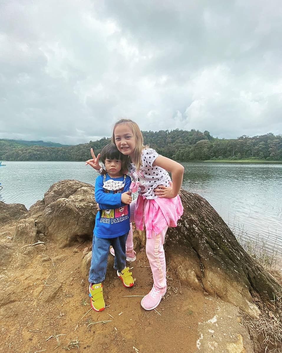 10 Potret Embun dan Langit  Anak  Omesh yang Siap Jadi Kakak