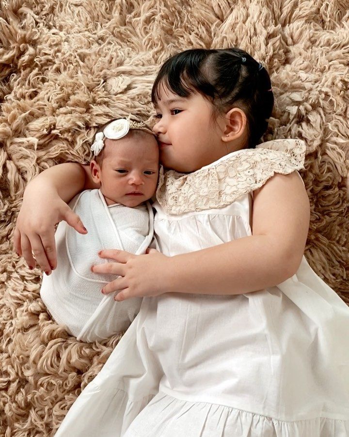 Tak Sendiri, 9 Potret Newborn Photoshoot Anak Seleb Bersama Saudara 