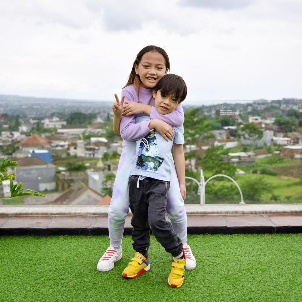 9 Potret Anak  Laki Laki Seleb yang Siap Jadi Kakak