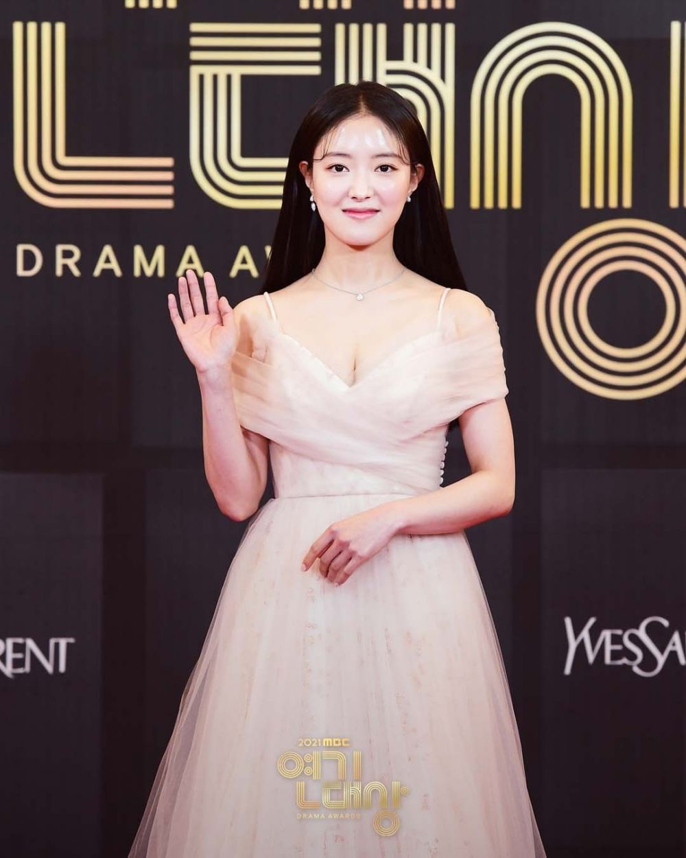 16 Potret Stunning Artis di Red Carpet MBC Drama Awards 2021