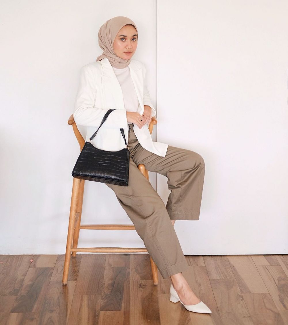 13 Outfit Ngantor dengan Suit ala Selebgram Alifia Diannisa