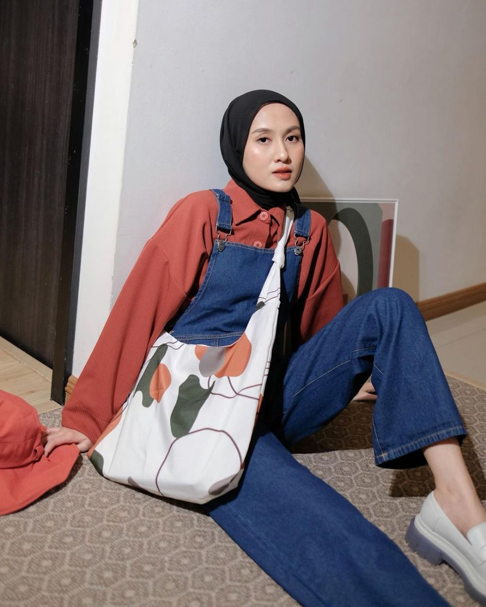 10 Hijab Style dengan Outfit Serba Jeans ala Selebgram Inas Rana 