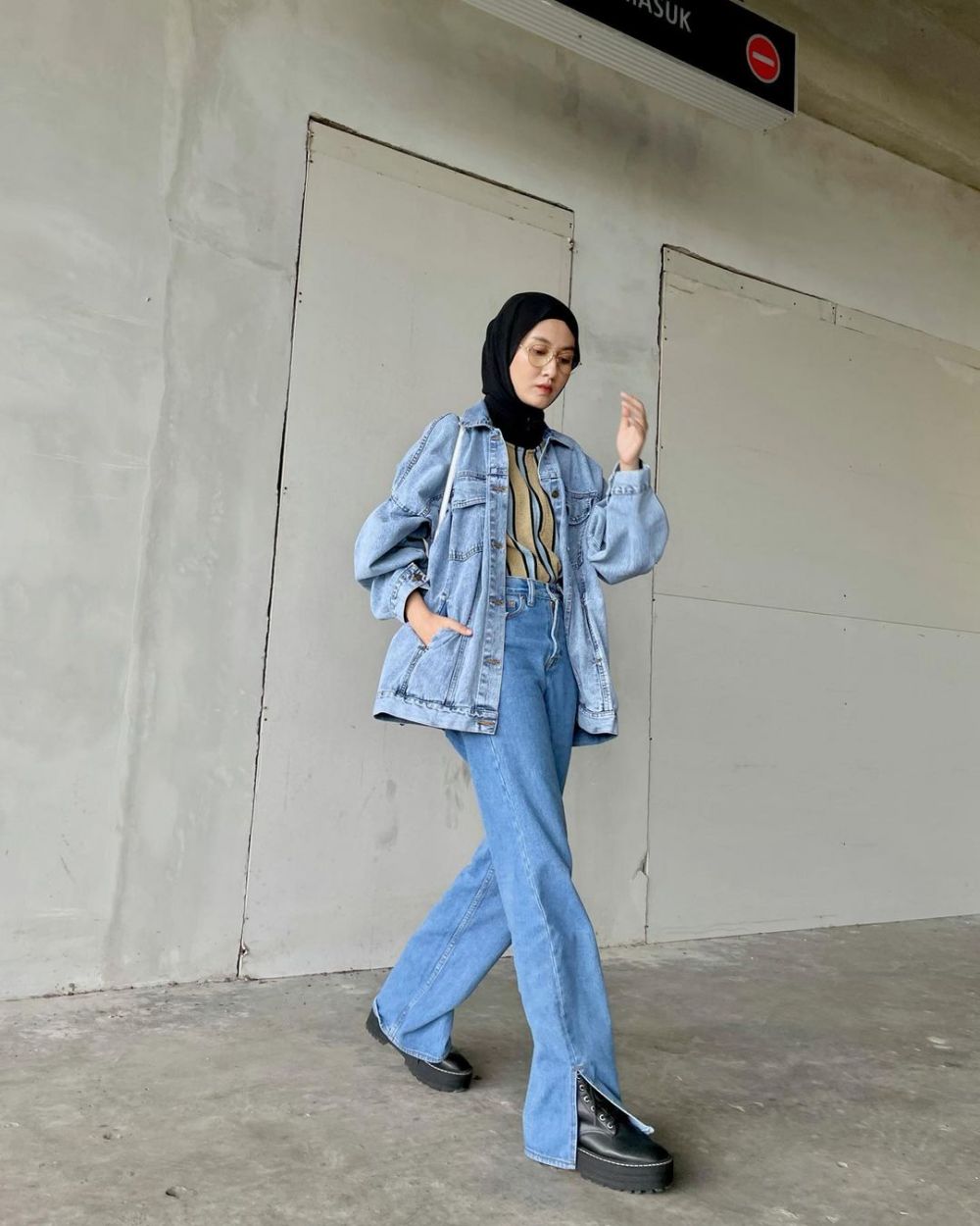 10 Insprasi Outfit Nuansa Jeans Style Hijab ala Selebgram Inas Rana