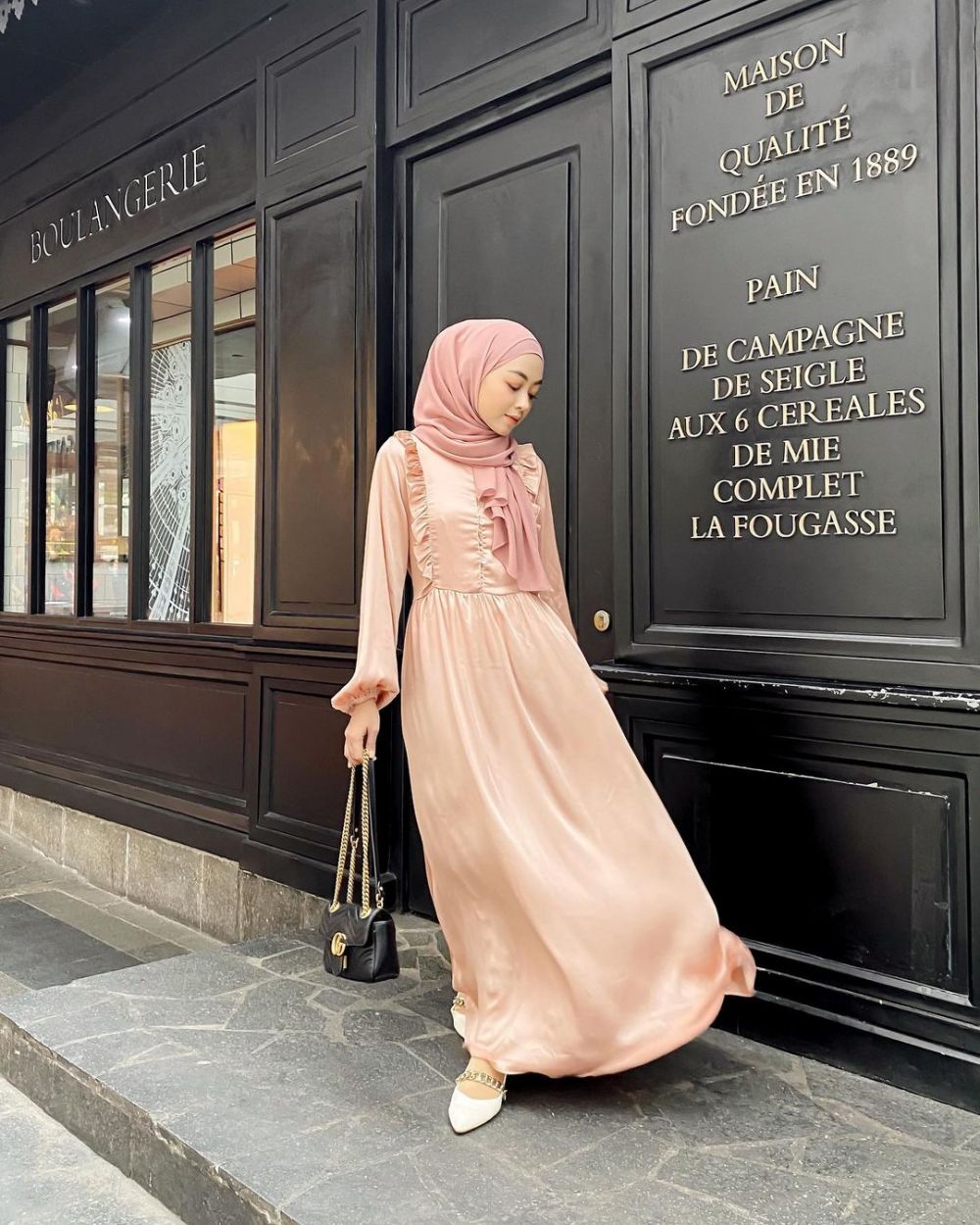 13 Hijab Style dengan Dress ala Selebgram Meirani Amalia