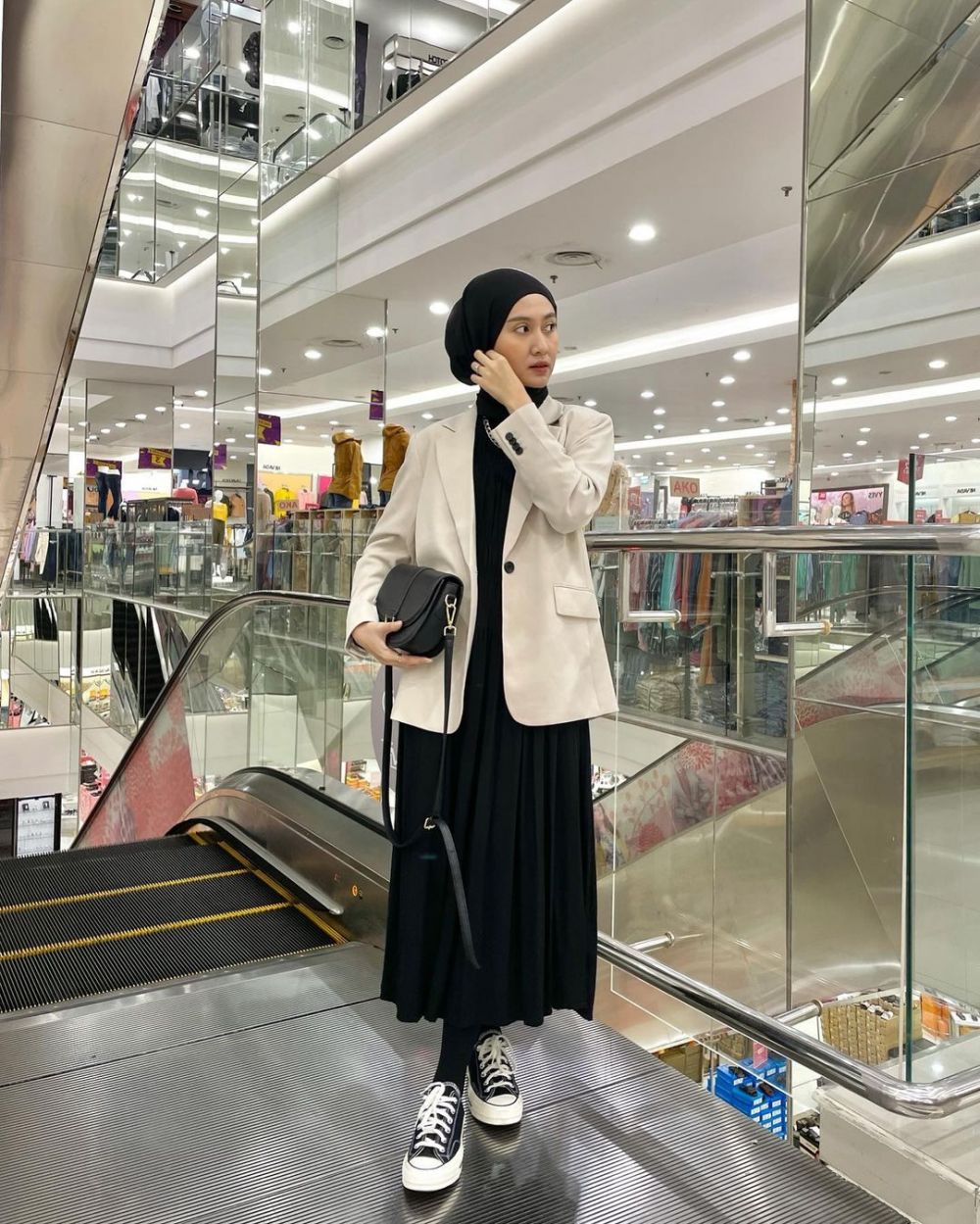 13 Ide Hijab Style dengan Suit ala Selebgram Inas Rana, Classy!   