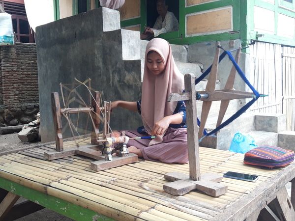 Proses Membuat Kain Tenun Khas Bima