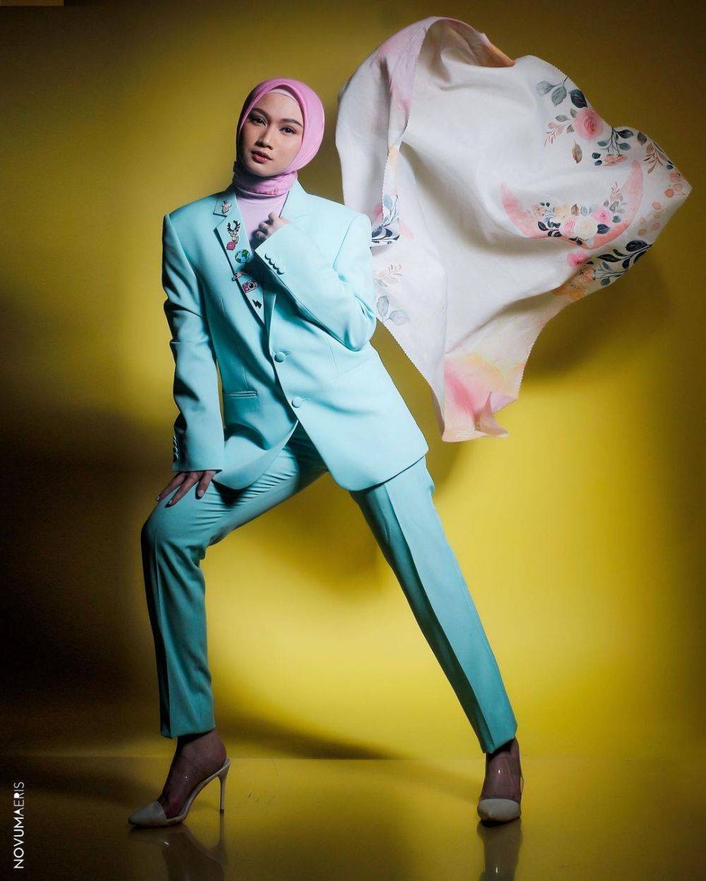 9 Potret Artis Berhijab Dengan Outfit Tabrak Warna