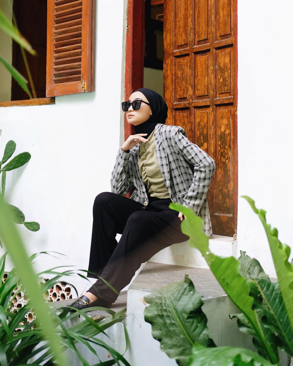 13 Outfit Ngantor dengan Suit ala Selebgram Alifia Diannisa