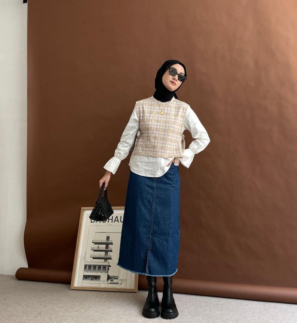 10 Hijab Style dengan Outfit Serba Jeans ala Selebgram Inas Rana  