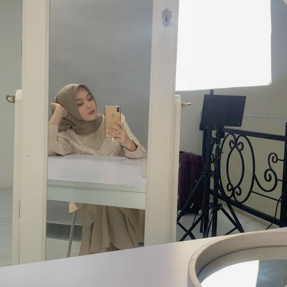 11 Gaya Mirror Selfie ala Putri Delina, Inspirasi Hijabers!