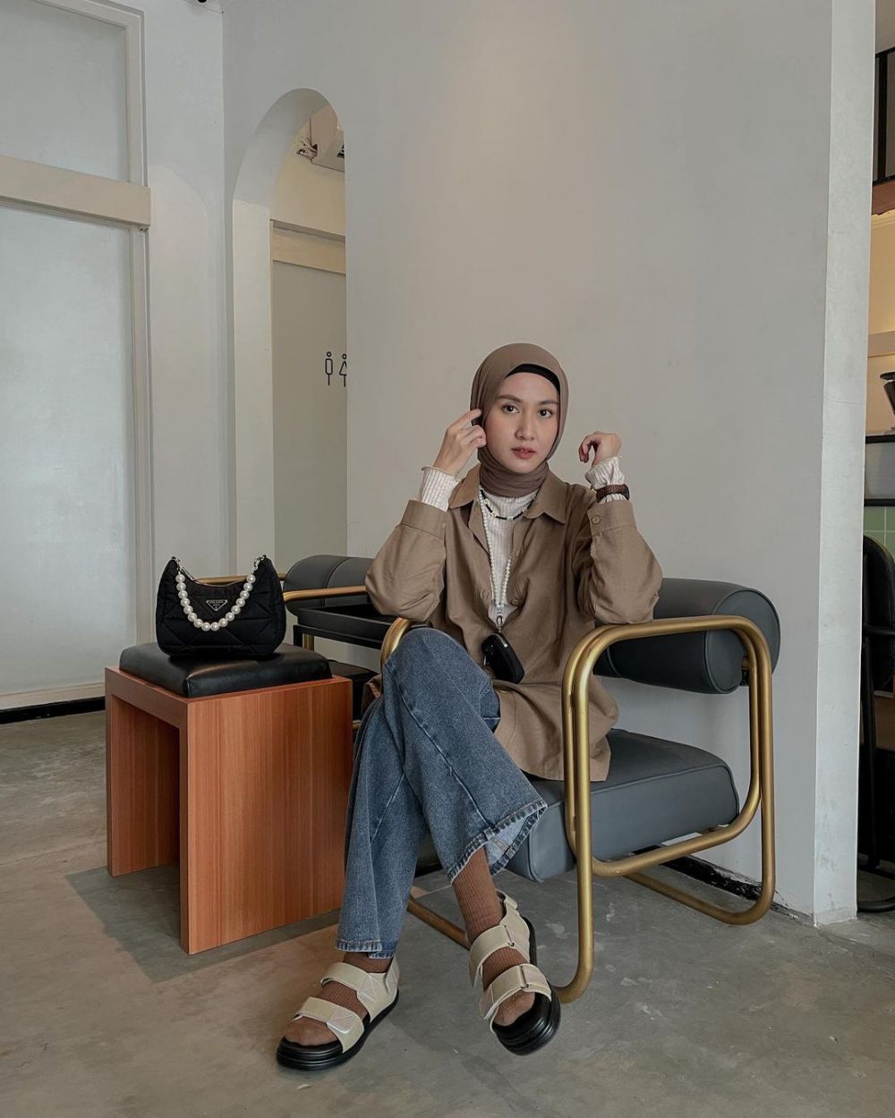 10 Hijab Style dengan Outfit Serba Jeans ala Selebgram Inas Rana 