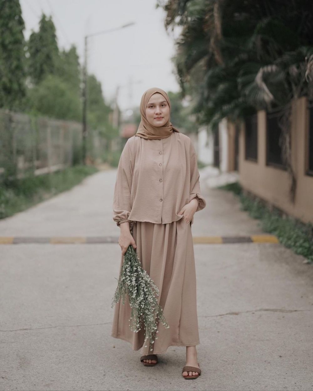 9 Ide OOTD Hijab ala Dwihanda untuk Ibu Muda yang Stylish