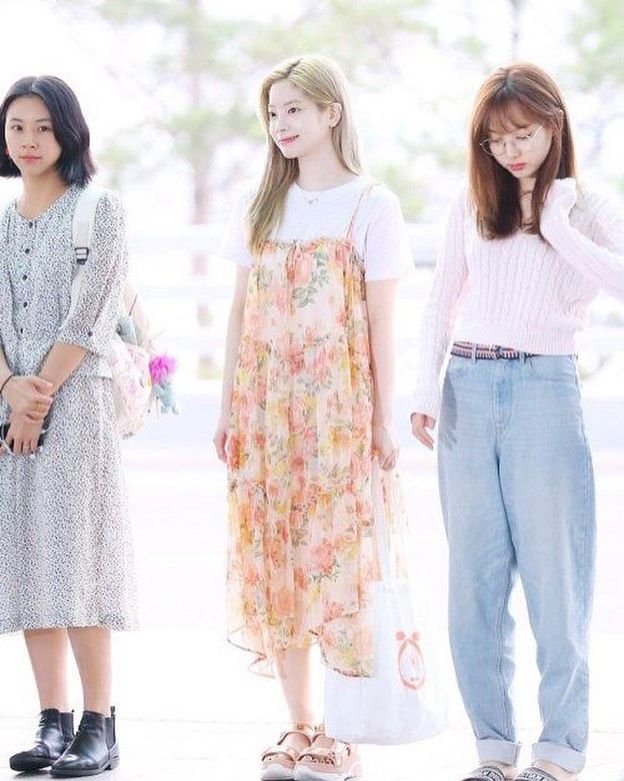 13 Referensi Dress Bermotif ala Member Twice, Girly dan Stunning 