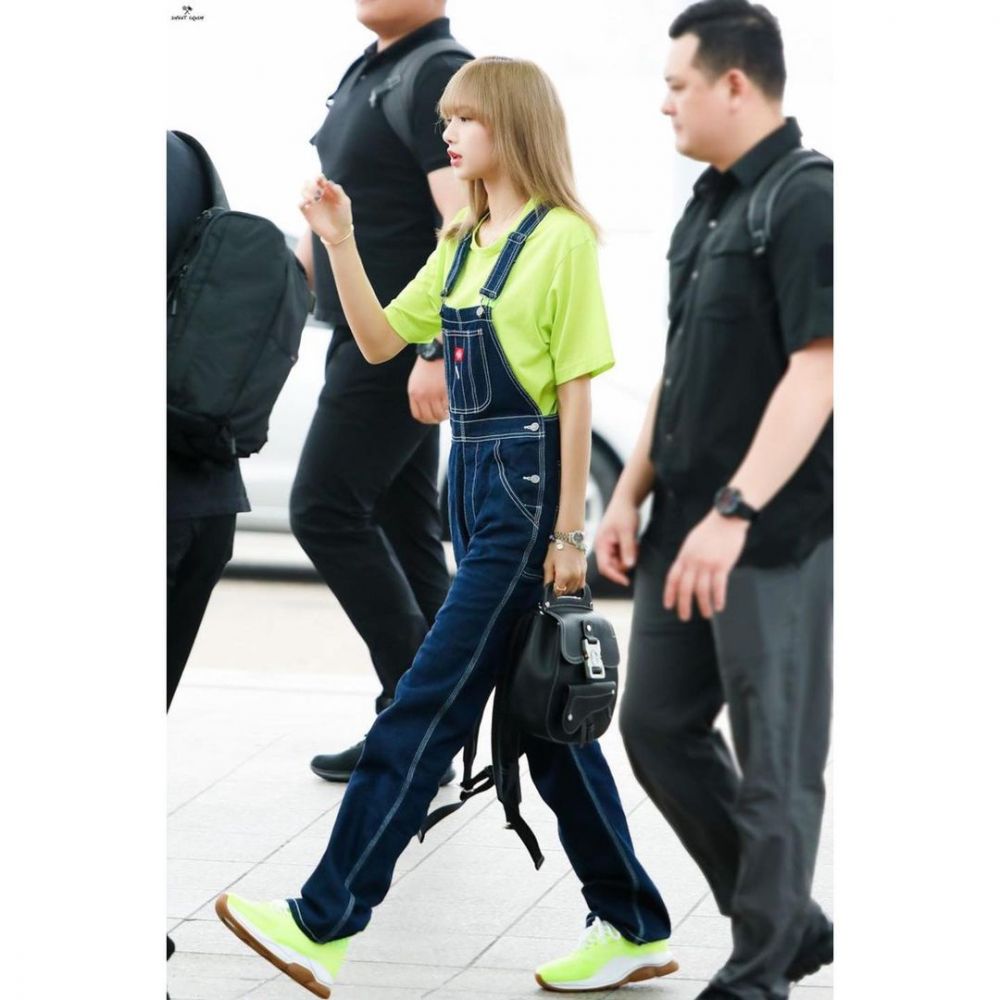 12 Inspirasi Outfit Warna Cerah Ala Lisa Blackpink Trendi