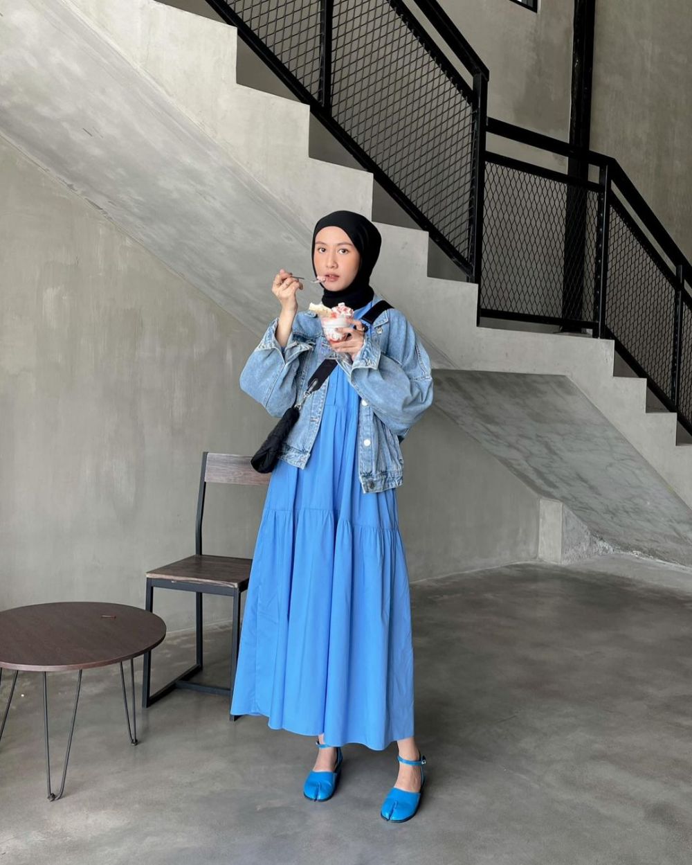 10 Insprasi Outfit Nuansa Jeans Style Hijab ala Selebgram Inas Rana