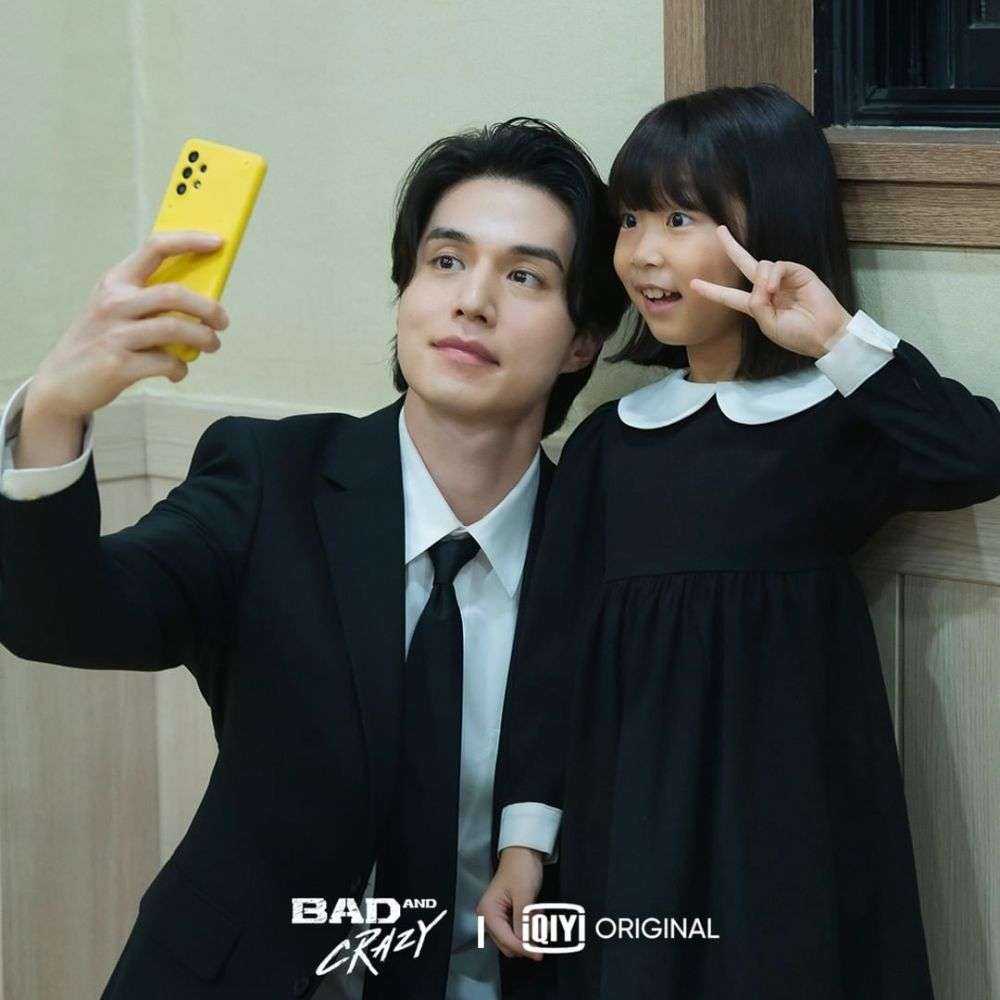 10 Potret Pemain KDrama Bad And Crazy Di Belakang Kamera