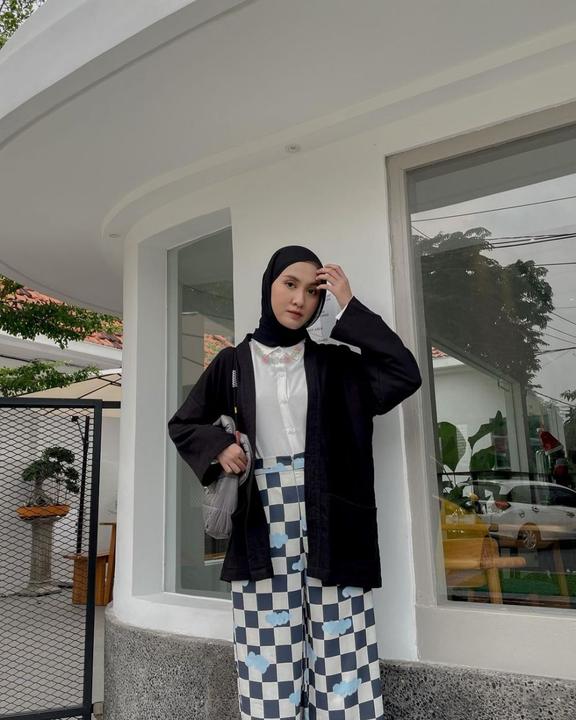 9 Ide Outfit Hijab Buat Kamu Penyuka Warna Putih 1453