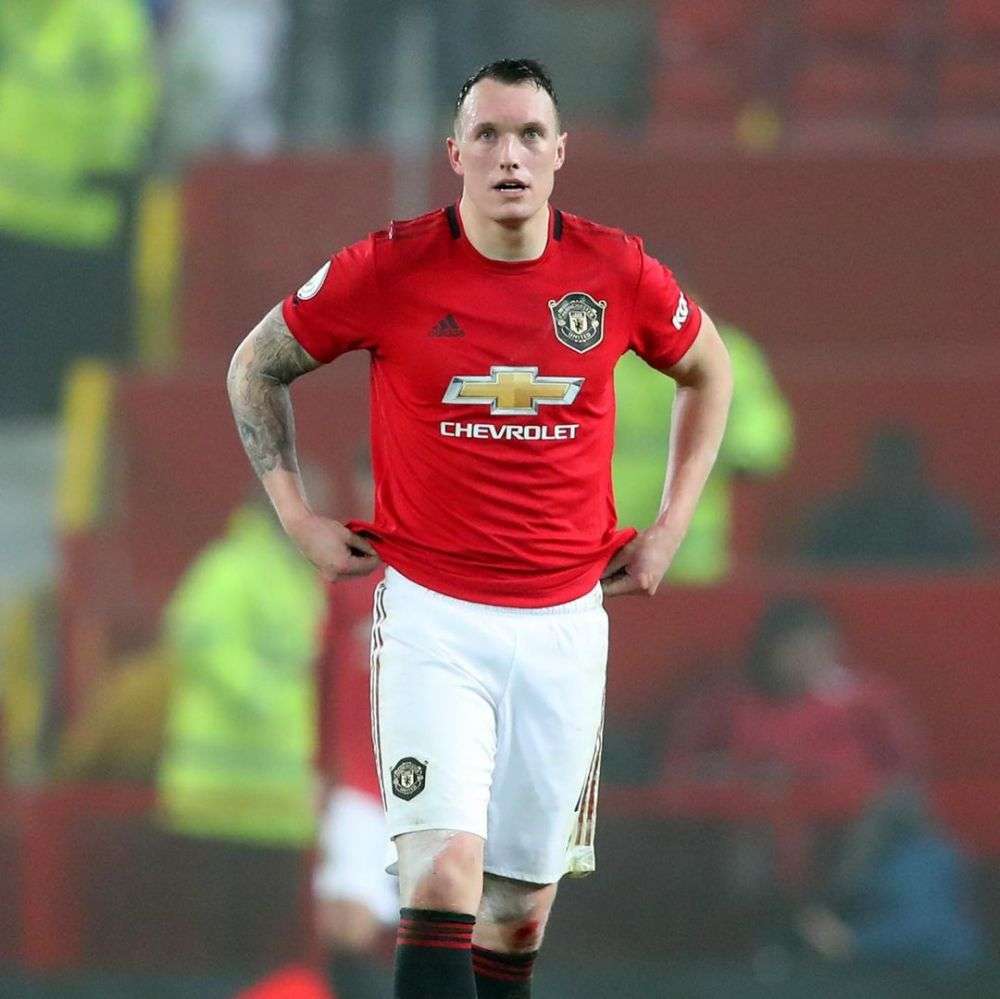 Potret Phil Jones, Bek Manchester United Yang Absen 2 Tahun