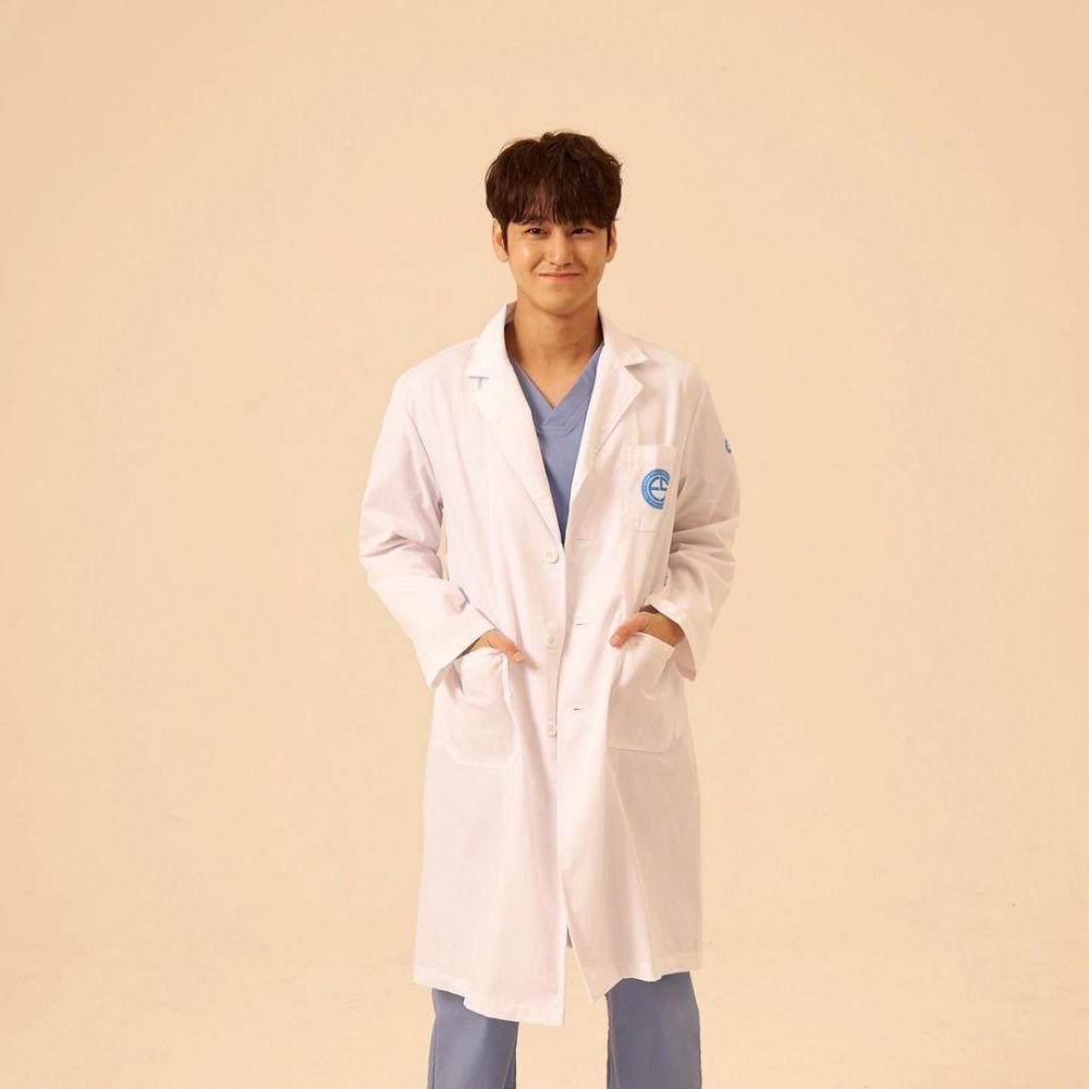 Kim Bum Dengan Balutan Jas Dokter Di Drama Ghost Doctor 8558