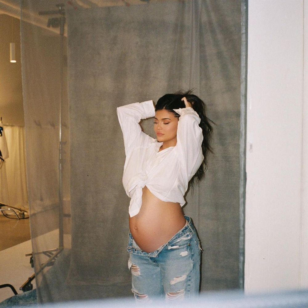 10 Potret Kylie Jenner dengan Baby Bump Anak Kedua, Stunning Abis! 