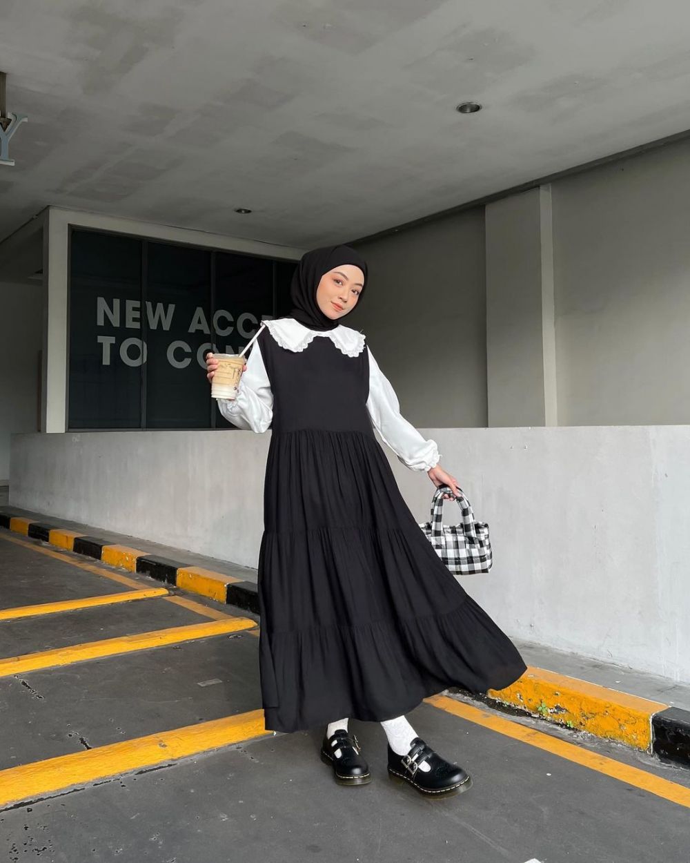 13 Inspirasi Hijab Style dengan Dress ala Selebgram Meirani Amalia